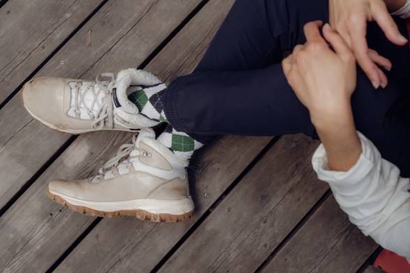 Close-up van crèmekleurige outdoor wandelschoenen met een sportieve look