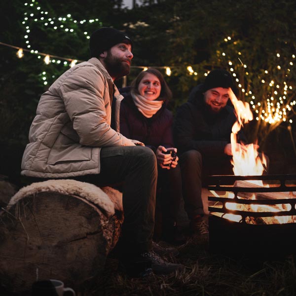 Drie personen zitten op een slee in de sneeuw.